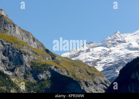 Die Rocky Mountains von Grindelwald aus gesehen. Schnee ist auf fernen Gipfeln sichtbar wie im Winter, und die Felsen des hohen Bergen wie im Sommer. Stockfoto