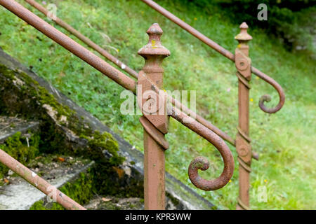 Alte Handlauf mit Vergessen und abgebrochenen Treppen Stockfoto