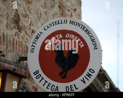 Rotwein in Flaschen Wein Shop. Montespertoli, Toskana, Italien Stockfoto