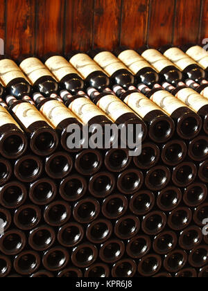Rotwein in Flaschen Wein Shop. Montespertoli, Toskana, Italien Stockfoto
