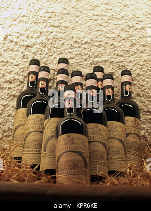 Rotwein in Flaschen Wein Shop. Montespertoli, Toskana, Italien Stockfoto