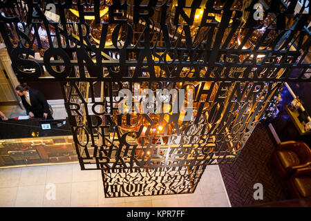 Atemberaubende Moderne alphabet Lobby Leuchte im Queen Hotel Chester, Großbritannien Stockfoto