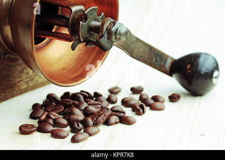 Kaffee aus frisch gemahlenen Bohnen und eine alte Kaffeemühle Stockfoto