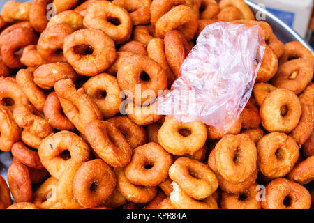 Stapel der selbstgemachten Donuts zum Verkauf auf den Straßen Märkte von Bolivien Stockfoto