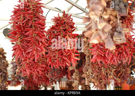 Getrocknete rote Chilis hängen auf einem Marktplatz Stockfoto