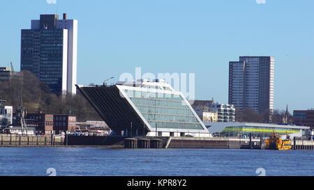 HAMBURG, DEUTSCHLAND - 8. März, 2014: Dockland Bürogebäude, dank seiner Form versenden, die sechs-stöckiges Bürogebäude am Ufer der Elbe in Altona ist nicht nur ein Blickfang, sondern auch ein Walk-in Sicht Stockfoto