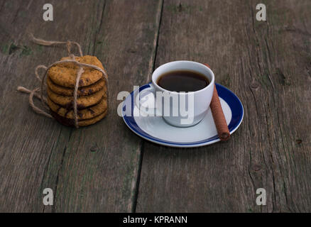 Tasse Kaffee und Verknüpfung von Haferflocken cookies Stockfoto