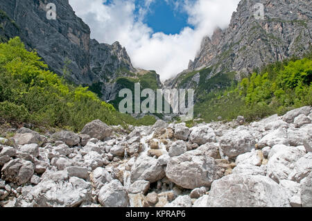 Herrliche Berglandschaft an der Valle dell'Orca in der Nähe von Sarre in Norditalien Stockfoto