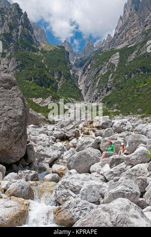 Herrliche Berglandschaft an der Valle dell'Orca in der Nähe von Sarre in Norditalien Stockfoto