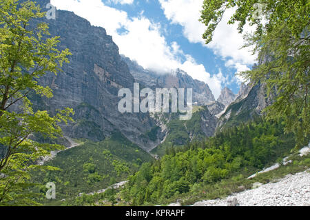 Herrliche Berglandschaft an der Valle dell'Orca in der Nähe von Sarre in Norditalien Stockfoto