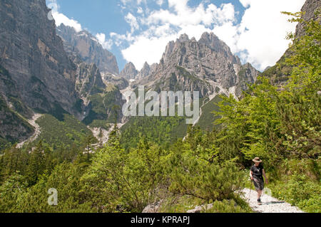 Herrliche Berglandschaft an der Valle dell'Orca in der Nähe von Sarre in Norditalien Stockfoto