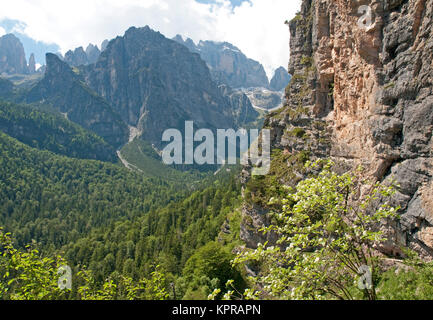 Herrliche Berglandschaft an der Valle dell'Orca in der Nähe von Sarre in Norditalien Stockfoto