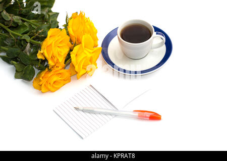 Tasse Kaffee, Bouquet von gelben Rosen und Notebook mit dem Griff, das einzelne Bild Stockfoto