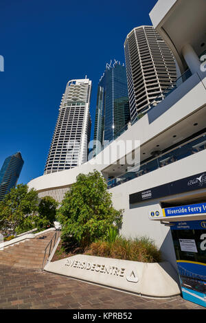 Moderne Hochhäuser am Eagle Street Pier Fluss in Brisbane CBD-Queensland-Australien Stockfoto