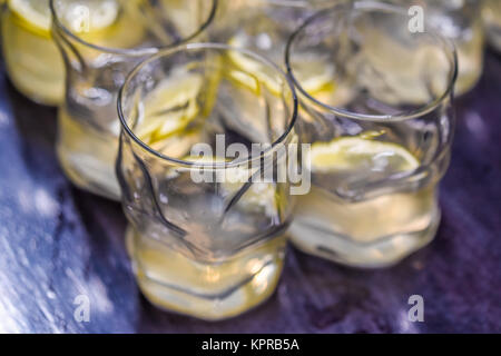 Viele alkoholische Getränke mit Zitrone Stockfoto