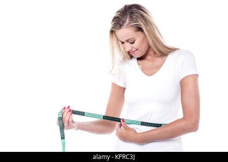 Junge passende Frau ihre Taille messen Stockfoto