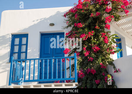 Blaue griechische Tür Stockfoto