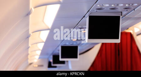 Die Flugzeuge TV-Bildschirme in einer Reihe. Copyspace und leeren, schwarzen Bildschirm. Stockfoto