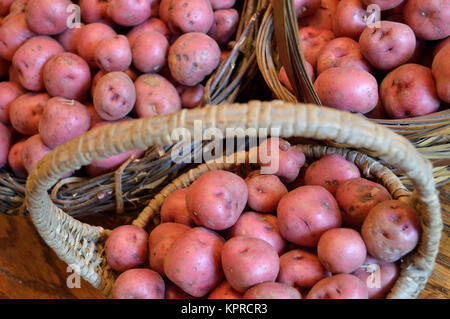 Köstliche neue Kartoffeln in Körben auf Holz Tisch Stockfoto