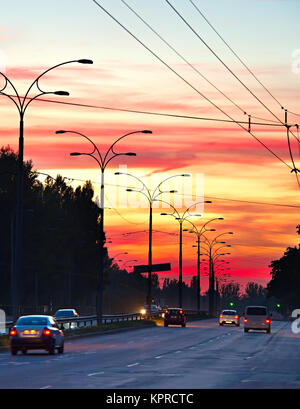 Trafic auf der Autobahn bei Sonnenuntergang Stockfoto