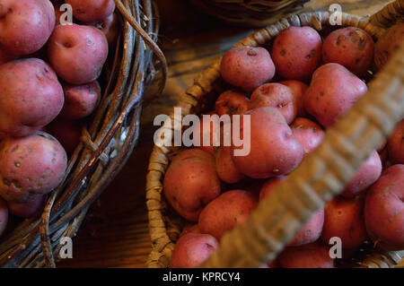 Rot neue Kartoffeln in einem Körbe auf Tabelle Stockfoto