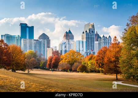 Atlanta, Georgia, USA die Skyline von Midtown von Piedmont Park im Herbst. Stockfoto