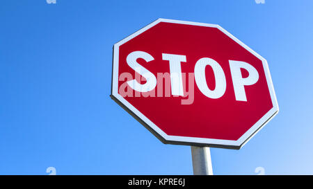 Roten Stoppschild und blauer Himmel Stockfoto