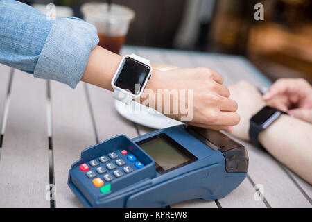 Frau mit Smart watch mit NFC-Technologie Stockfoto