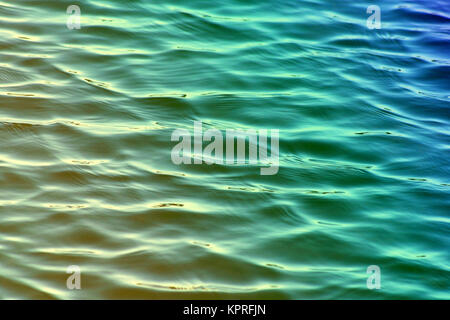 Weiche Wellen auf der Wasseroberfläche in schöne Schattierungen von Grün und Blau Stockfoto