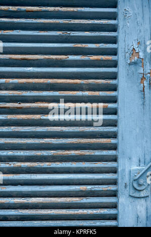 Detail der einen alten heruntergekommenen blau aus Holz Klapp Verschluss mit blauen abblätternde Farbe Stockfoto