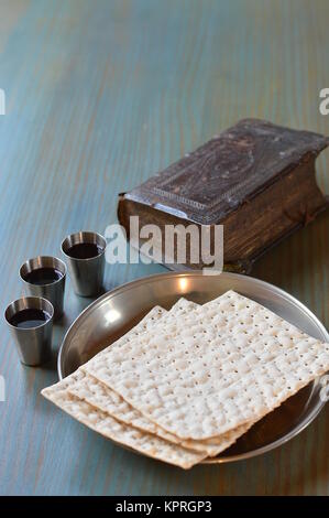 Abendmahl mit Brot und Wein und eine antike Bibel Stockfoto