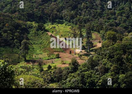 Brignt Tag Blick über die Berglandschaft in Panama mit landwirtschaftlichen Zone auf unebenem Boden Stockfoto
