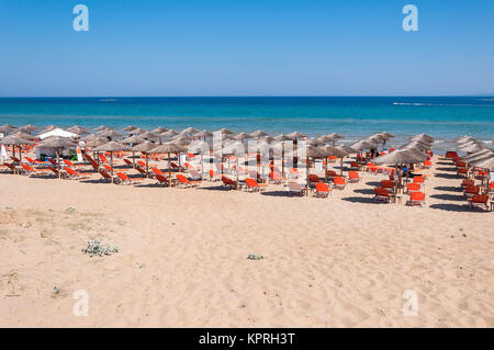 Liegestühle am Banana Beach, Strand auf der Insel Zakynthos in Griechenland Stockfoto