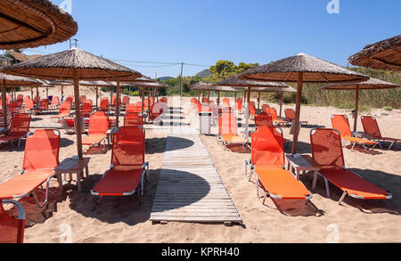 Liegestühle am Banana Beach, berühmten Strand der Insel Zakynthos, Griechenland Stockfoto
