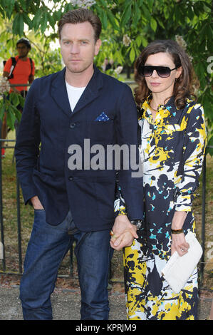 Ewan McGregor und Eve Mavrakis nehmen an der Serpentine Gallery Summer Party in der Serpentine Gallery in London. 2. Juli 2015 © Paul Treadway Stockfoto