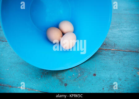 Ostern - natürlichen weißen Eiern in einer blauen Schüssel Stockfoto