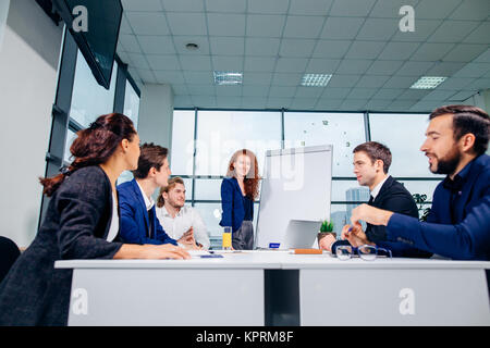 Business woman eine Präsentation halten zu den Kollegen im Büro Stockfoto