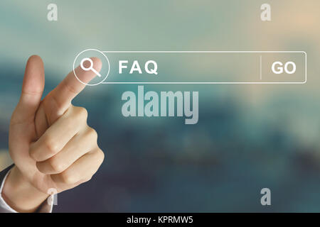 Business Hand klicken Sie auf FAQ oder häufig gestellte Fragen" auf Search Toolbar Stockfoto