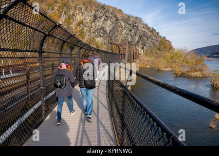 USA West Virginia WV Wanderer Kreuz ein Zug Brücke, auch der Appalachian Trail in Maryland - Harpers Ferry Potomac Fluss führt Stockfoto