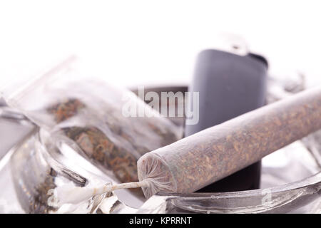 Cannabis marihuana mit Wasserpfeifer und Gemeinsamen mit Graß und Aschenbecher Nahaufnahme Stockfoto