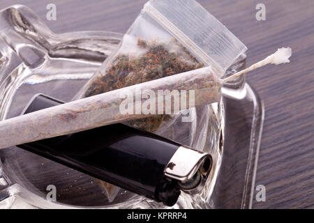 Cannabis marihuana mit Wasserpfeifer und Gemeinsamen mit Graß und Aschenbecher Nahaufnahme Stockfoto