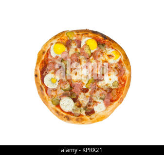 Pizza auf einen weißen Hintergrund mit Eiern, Schinken, Salami, Käse, Gurken und Gewürzen. Stockfoto