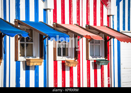 Bunt gestreifte Fischerhäuser in blau und rot, Costa Nova, Aveiro, Portugal Stockfoto