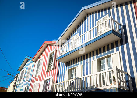 Bunt gestreiften Häuser der Fischer in Blau und Rot, Costa Nova, Aveiro, Portugal Stockfoto