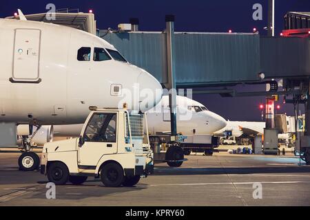 Flughafen bei Nacht. Vorbereitung der Flugzeuge vor dem Flug. Stockfoto