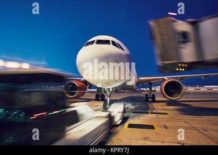 Flughafen bei Nacht. Drücken zurück des Flugzeugs vor dem Flug. Stockfoto