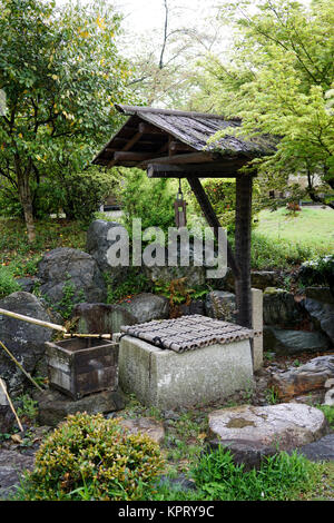 Traditionellen alten Stein auch im japanischen Garten Stockfoto