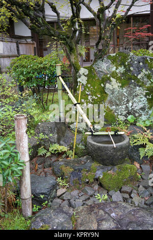 Japanische Zen Gartendekoration, antike Brunnen, Shishiodoshi Stockfoto