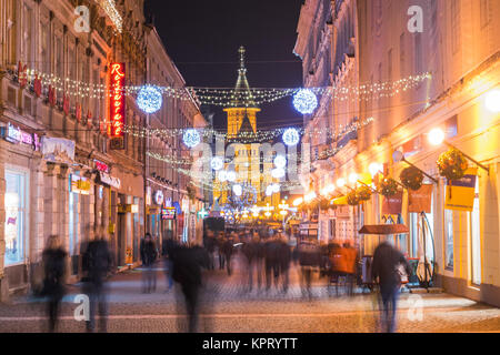 TIMISOARA, Rumänien - Dezember 17, 2015: unbekannte Menschen zu Fuß in der Innenstadt von Timisoara, in der Nähe des Weihnachtsmarkts Stockfoto