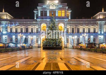 ARAD, Rumänien - Dezember 17, 2015: Weihnachtsbaum vor dem Arad Rathaus bei Nacht in Arad, Rumänien. Stockfoto